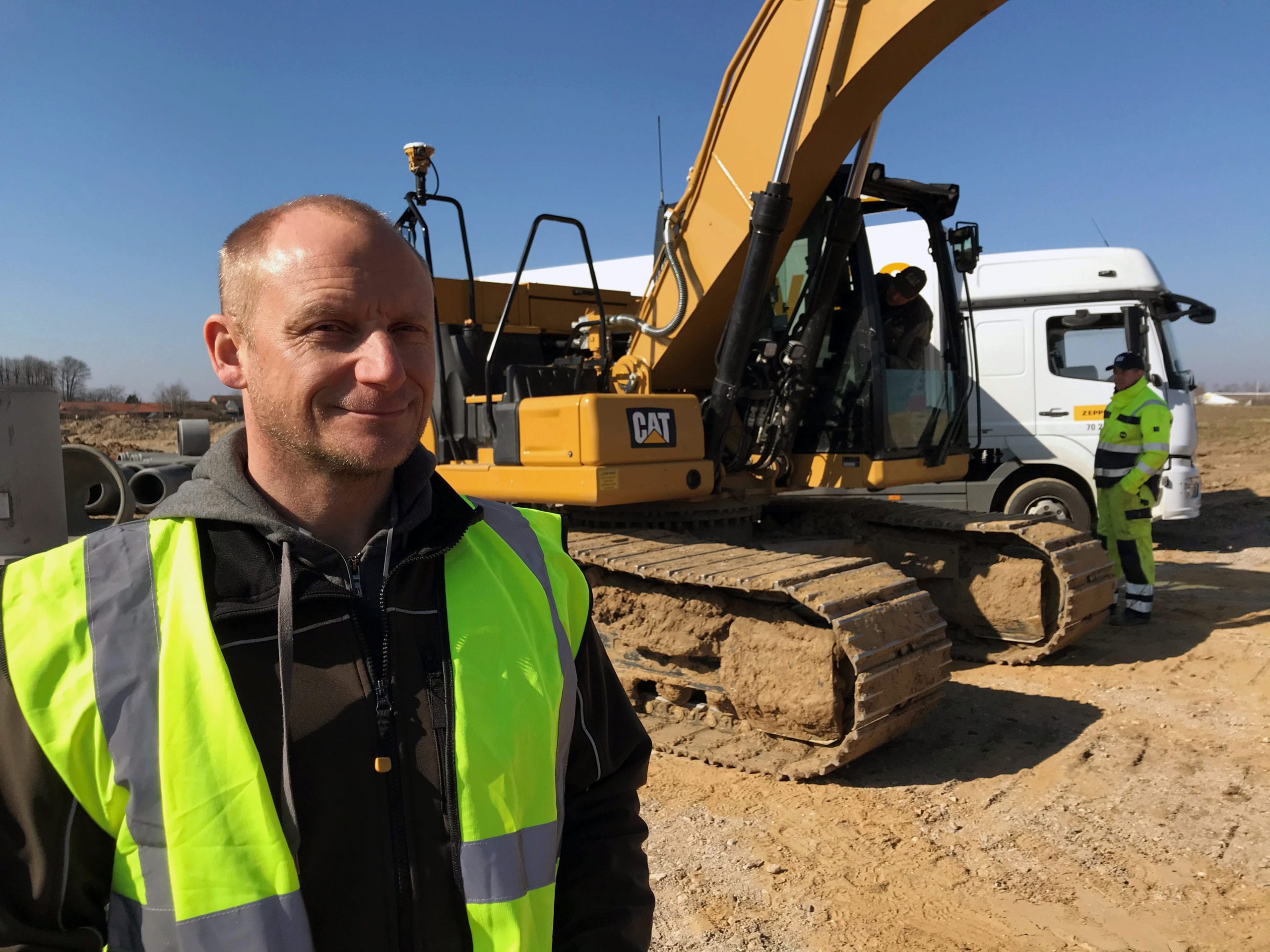 Produktchef-Anders-Thomsen-erkender-at-maskinfoererne-oplevede-boernesygdomme-med-de-foerste-Cat-323-next-gen-gravemaskiner-scaled
