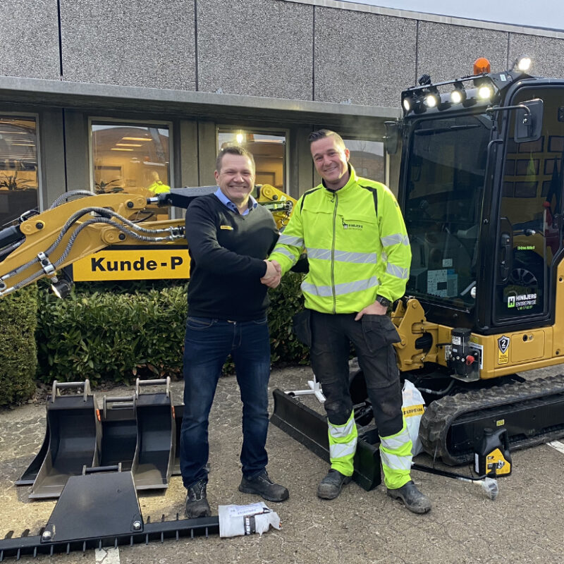 Salgskonsulent Kenneth Green Christensen (tv) giver hånd til Dannie Schmidt fra Hinbjerg Entreprise. Virksomheden har netop købt vores meget populære Cat 301.8 mini gravemaskine.