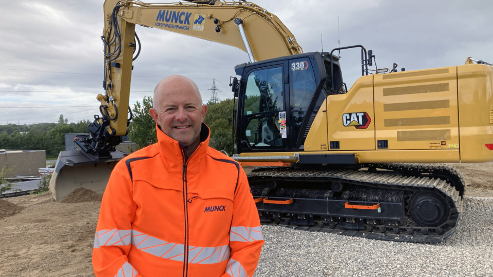 Maskinfører Michael Knudsen, Munck Forsyningsledninger ved siden af firmaets nye Cat 330 gravemaskine
