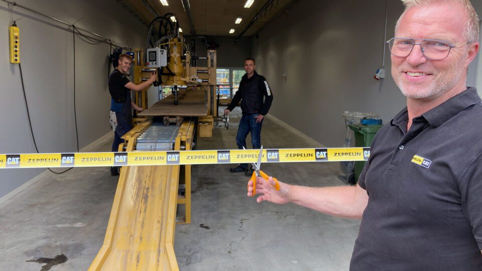 Michael Larsen,formand i Skejby, klipper snoren til det nye båndrum hos Zeppelin Construction i Skejby