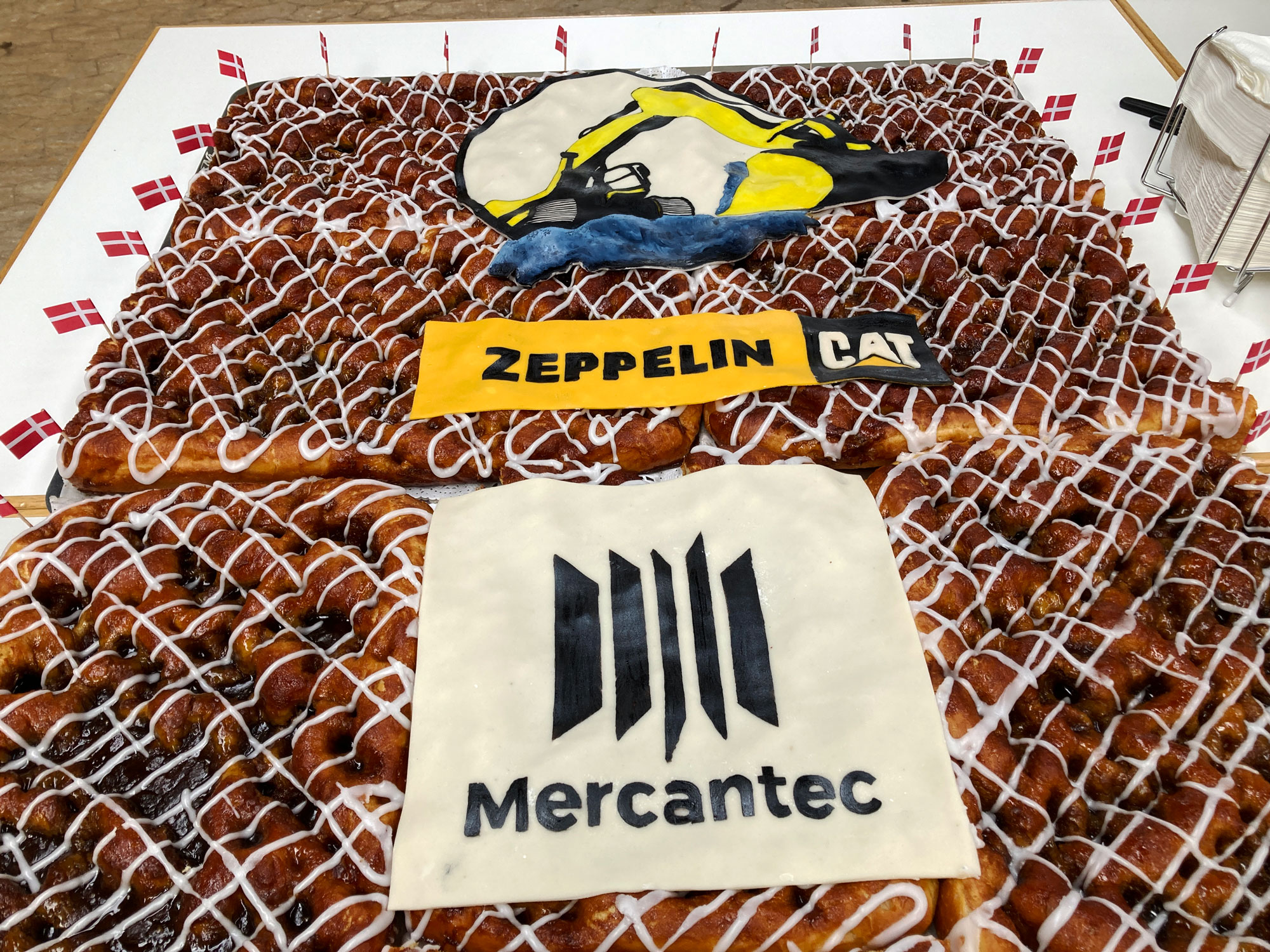 Lækker kage med logoer symboliserede de nye samarbejde mellem Zeppelin Danmark og Mercantec