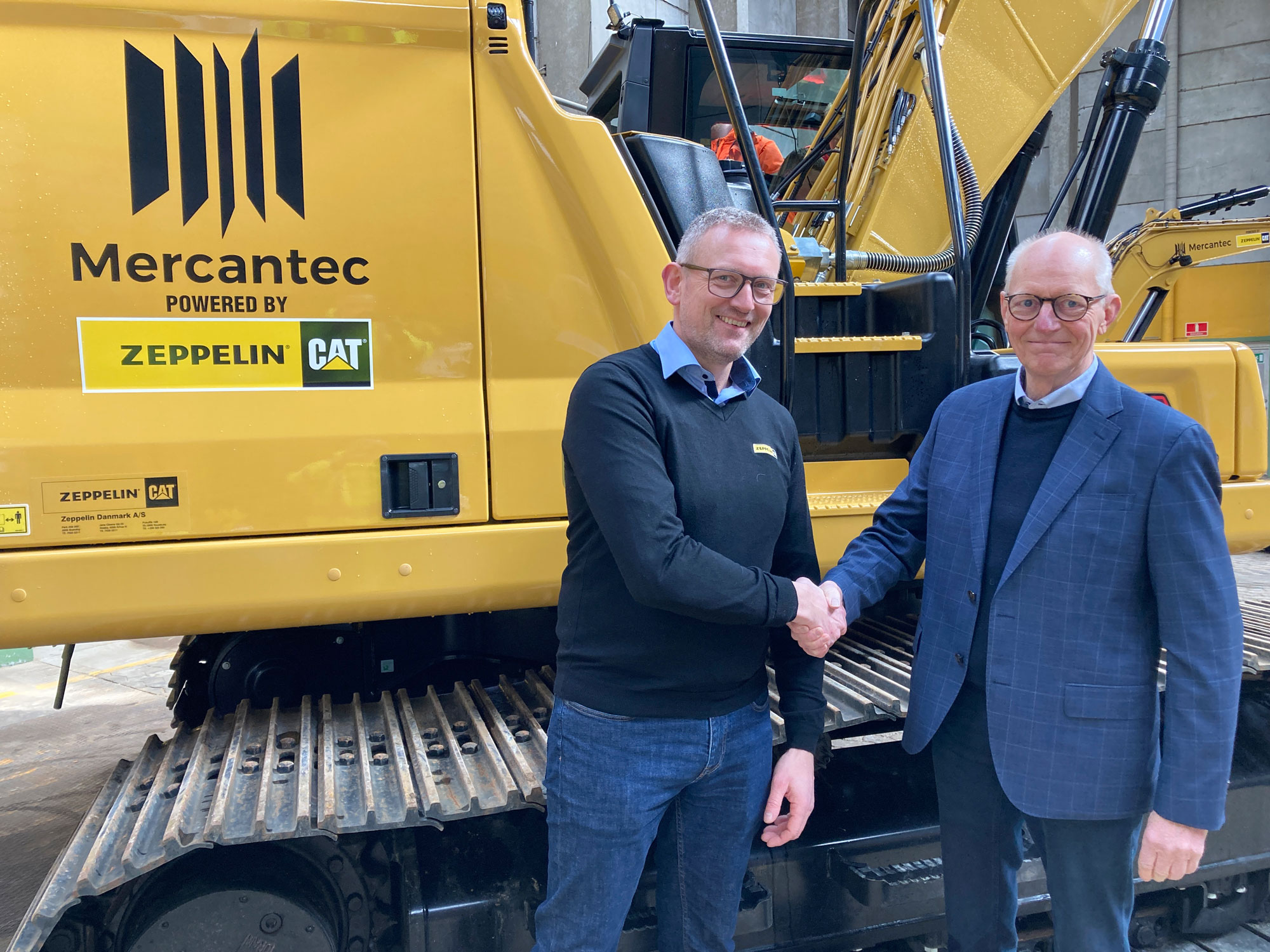 Salgsdirektør, Michael Bahn Jørgensen, Zeppelin Construction (tv) giver håndtryk på aftalen med uddannelseschef, John Hansen, Mercantec