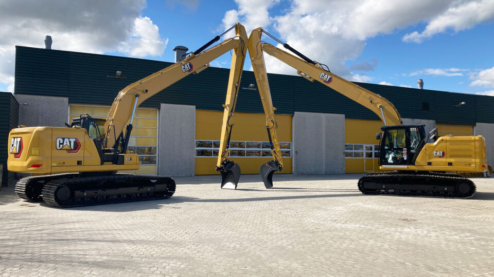 Industrivejens maskiner køber to nye Cat 323 gravemaskiner med lang arm af Zeppelin Construction Danmark