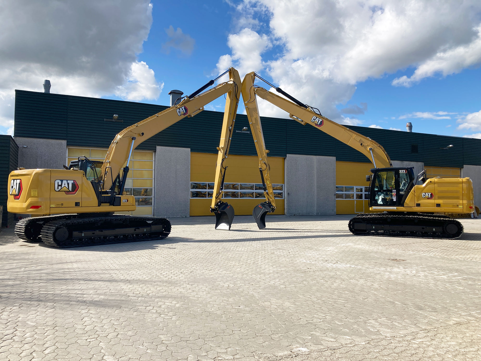 Industrivejens maskiner køber to nye Cat 323 gravemaskiner med lang arm af Zeppelin Construction Danmark