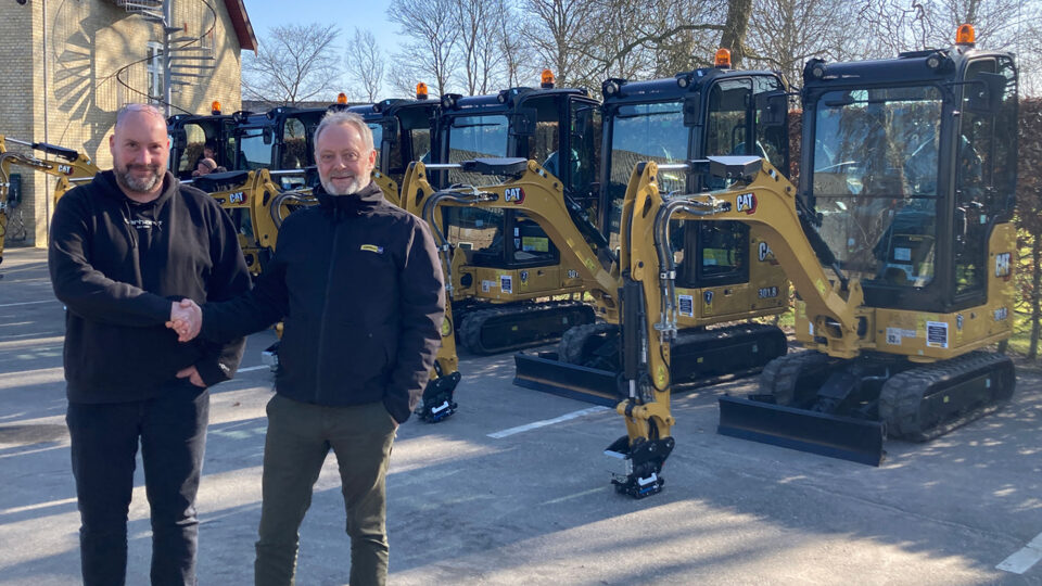 Jens Karstensen og Niels Hansen giver hånd på Cat 301.8 minigravemaskiner